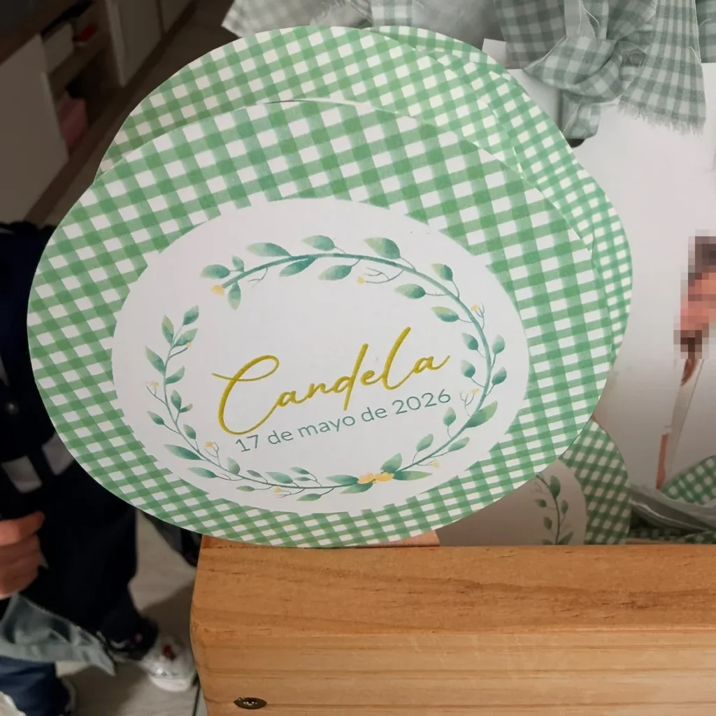 Etiqueta redonda de vichy verde con el nombre y la fecha de la comunión