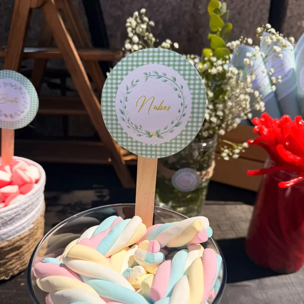 Cartel para bandeja de chuches en la mesa dulce de una comunión