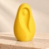 Virgen de dedo – Amarillo Virgen de dedo de color amarillo de pie sobre piedra, con la figura de María en hueco