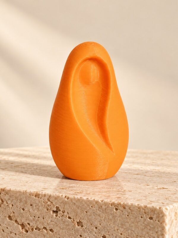 Virgen de dedo – Naranja Virgen de dedo de color naranja de pie sobre piedra, con la figura de María en hueco
