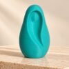 Virgen de dedo – Turquesa Virgen de dedo de color turquesa de pie sobre piedra, con la figura de María en hueco