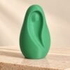 Virgen de dedo – Verde Virgen de dedo de color verde de pie sobre piedra, con la figura de María en hueco